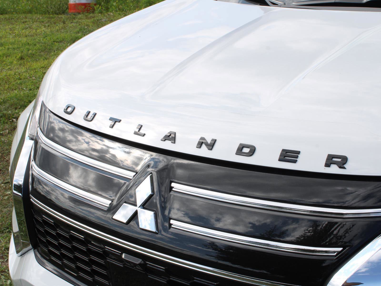 New 2025 Mitsubishi Outlander SE image 3