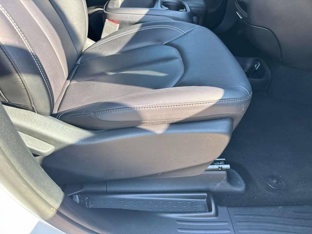 Used 2025 Chrysler Pacifica Select FWD image 16