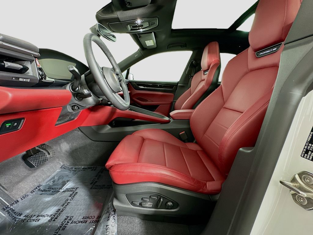 Certified 2025 Porsche Macan Electric image 5