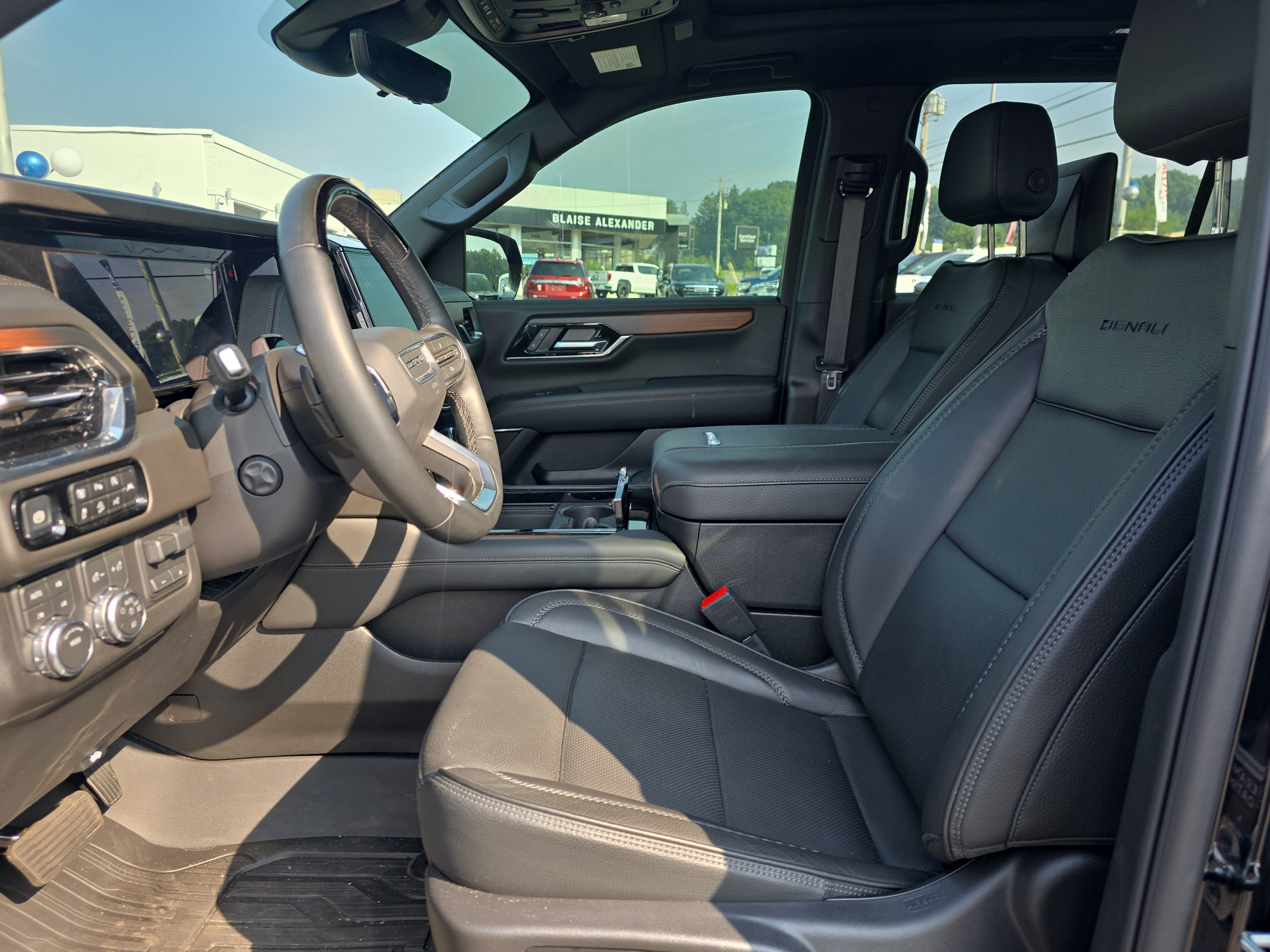 Used 2025 GMC Yukon XL Denali w/ Denali Reserve Package AWD/4WD image 15