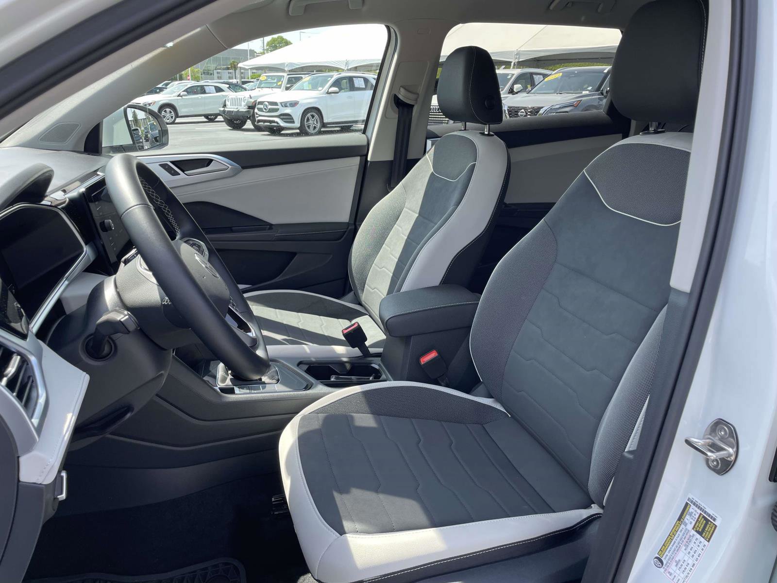 Used 2025 Volkswagen Taos SE w/ Black Wheel Package FWD image 17