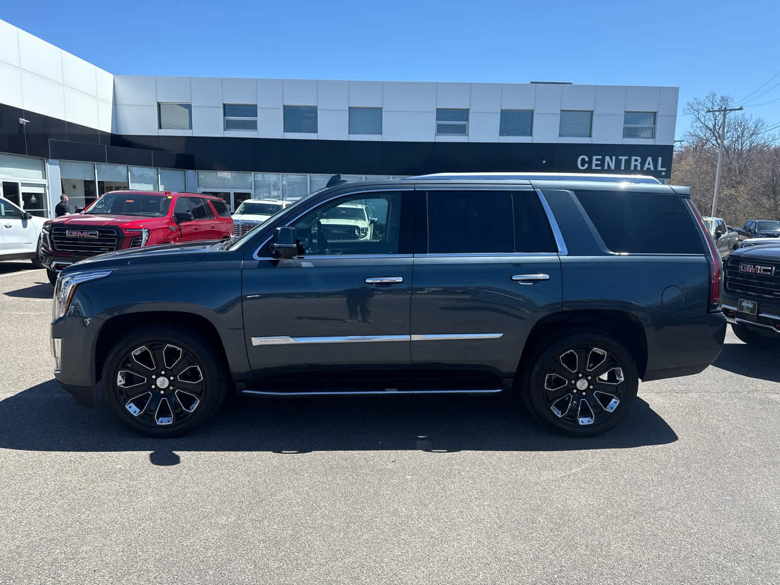 Used 2020 Cadillac Escalade Luxury AWD/4WD image 2