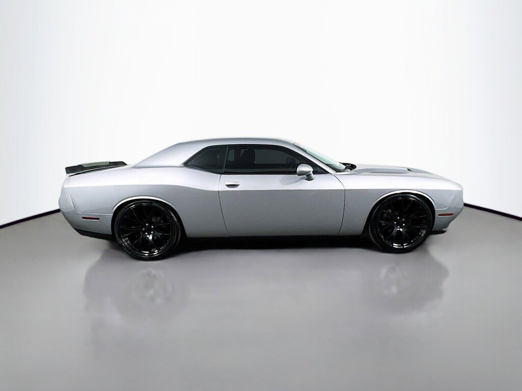 Used 2016 Dodge Challenger R/T RWD image 6