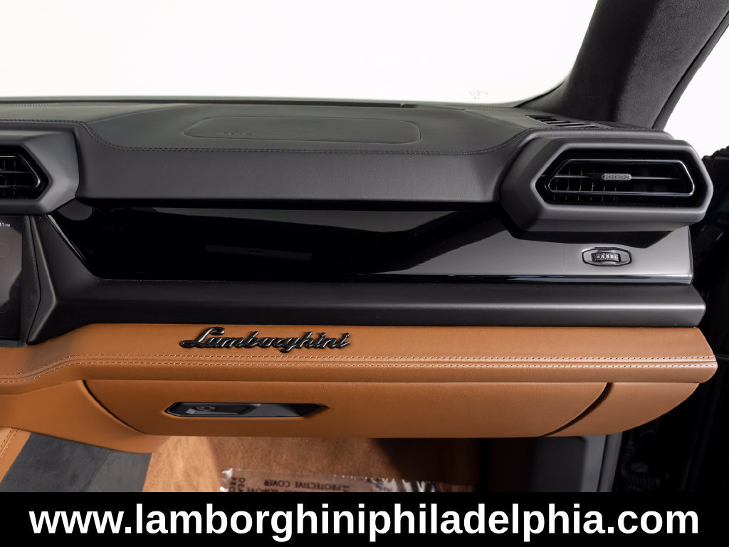 Used 2025 Lamborghini Urus SE AWD/4WD image 36