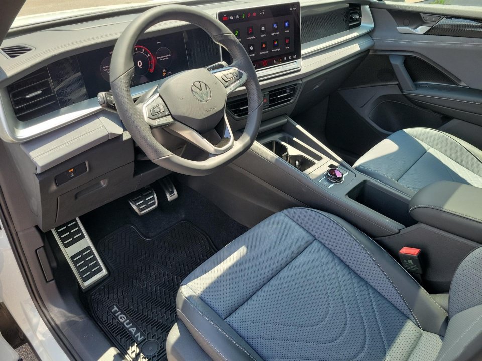 New 2026 Volkswagen Tiguan SE R-Line FWD image 30