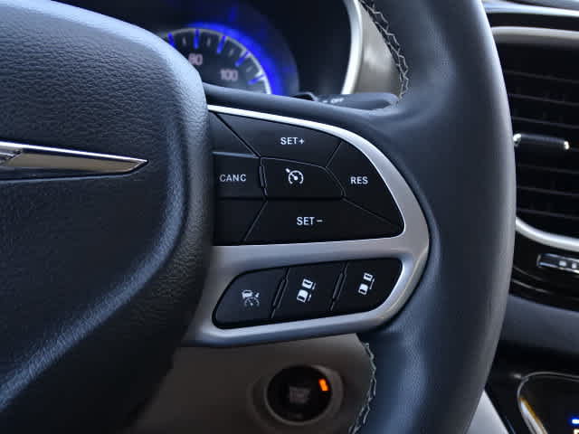 Used 2023 Chrysler Pacifica Touring-L FWD image 35