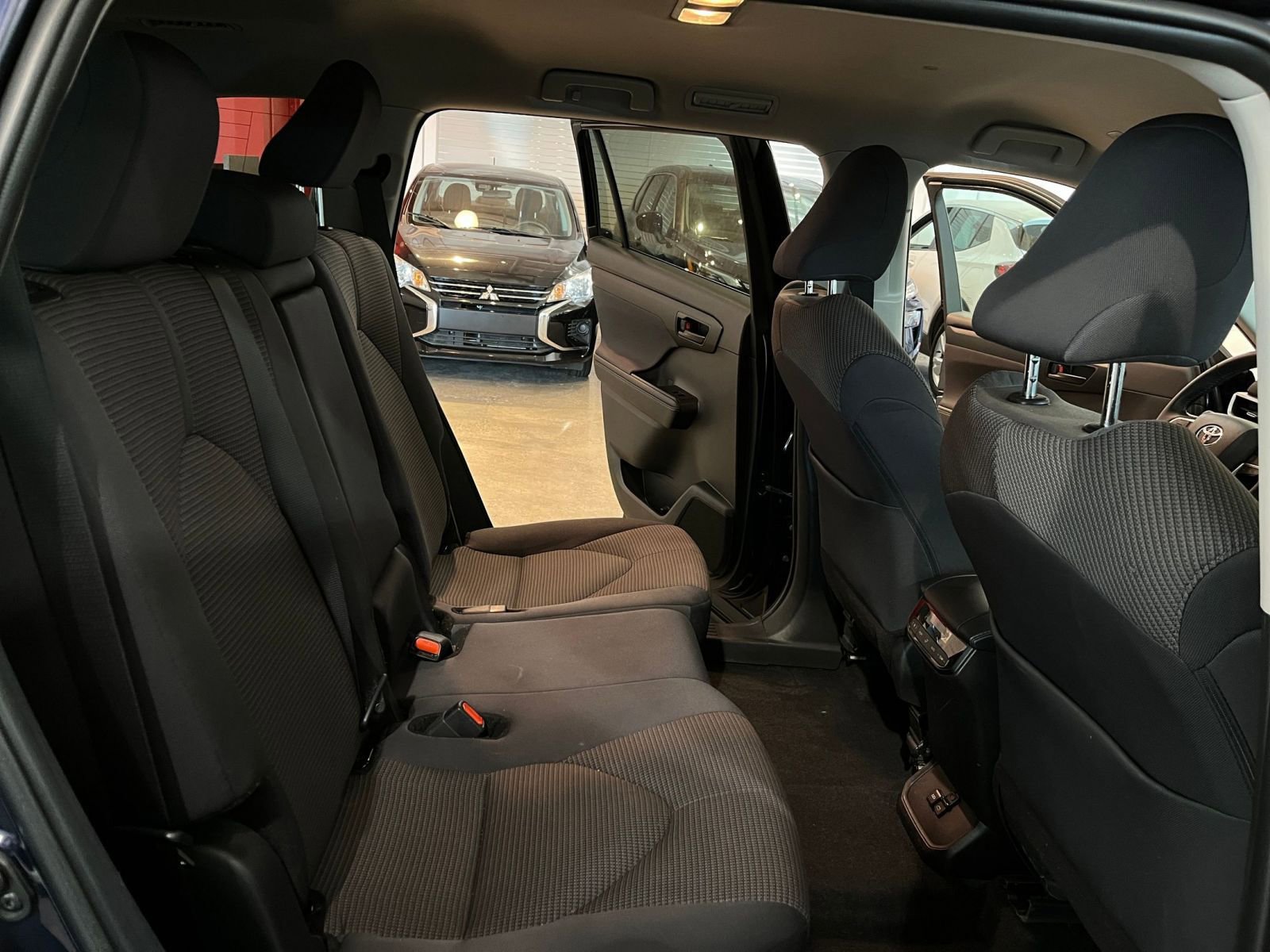 Used 2025 Toyota Highlander LE FWD image 39