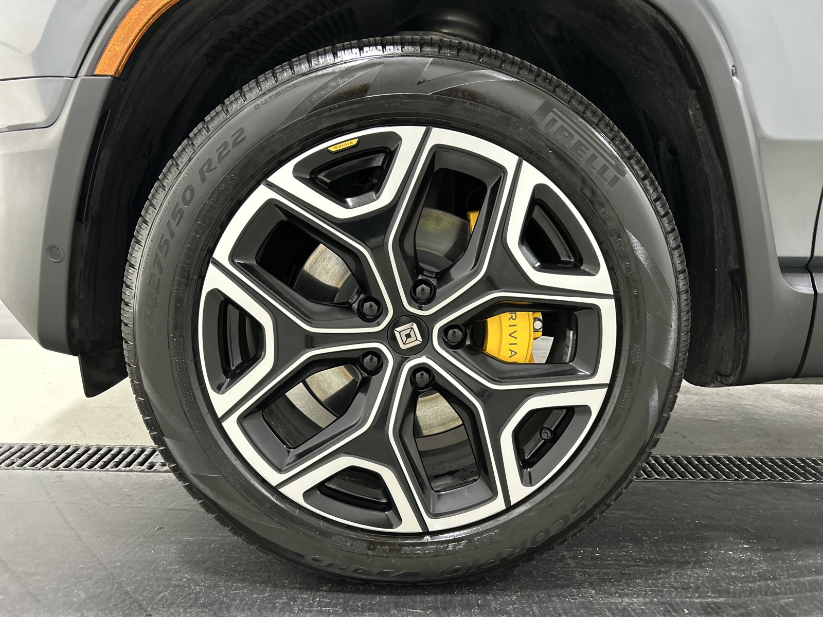 Used 2024 Rivian R1S Adventure image 9