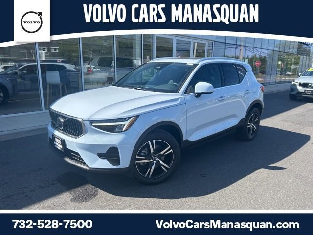 Used 2025 Volvo XC40 B5 Core AWD/4WD image 1