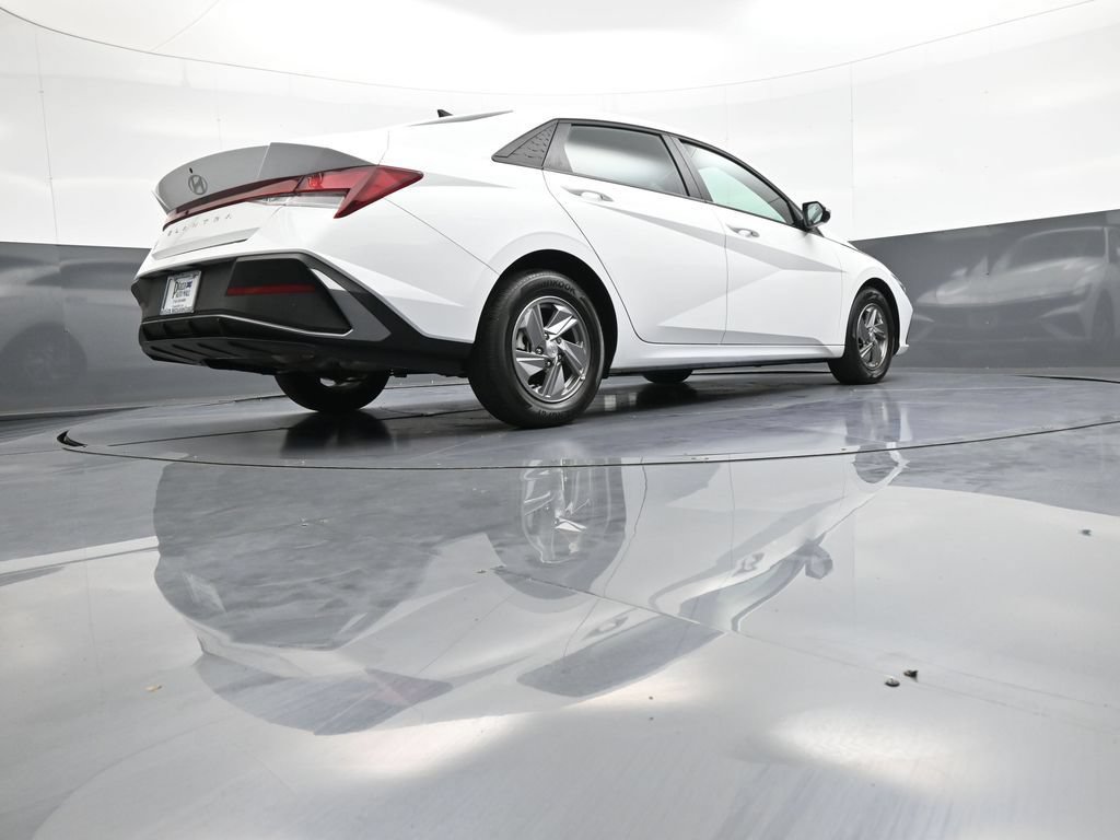 Certified 2025 Hyundai Elantra SE w/ Cargo Package FWD image 29