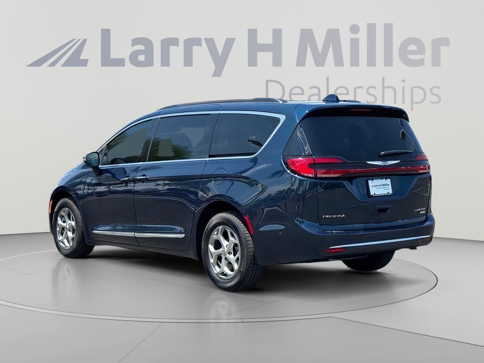 Used 2022 Chrysler Pacifica Limited w/ Uconnect Theater Family Group AWD/4WD image 4