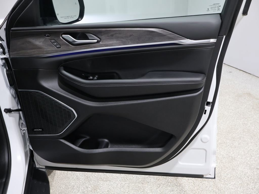 Used 2023 Jeep Grand Cherokee Overland w/ Luxury Tech Group IV image 24