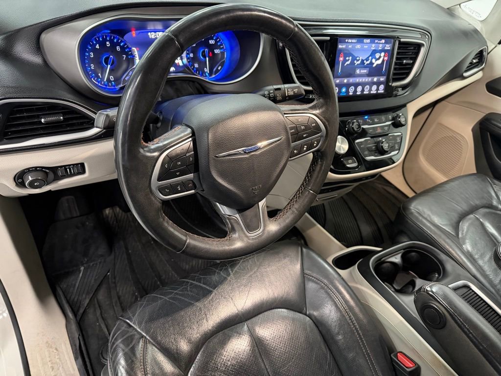 Used 2020 Chrysler Pacifica Touring-L Plus w/ Tire & Wheel Group image 10