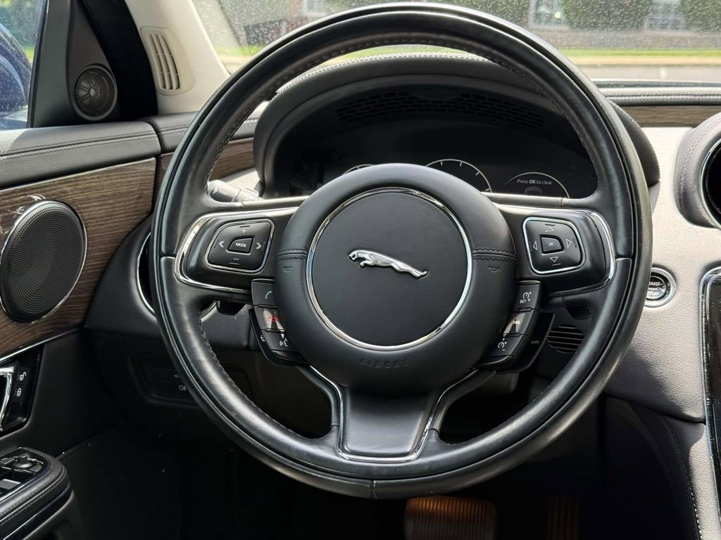 Used 2016 Jaguar XJ Supercharged RWD image 9