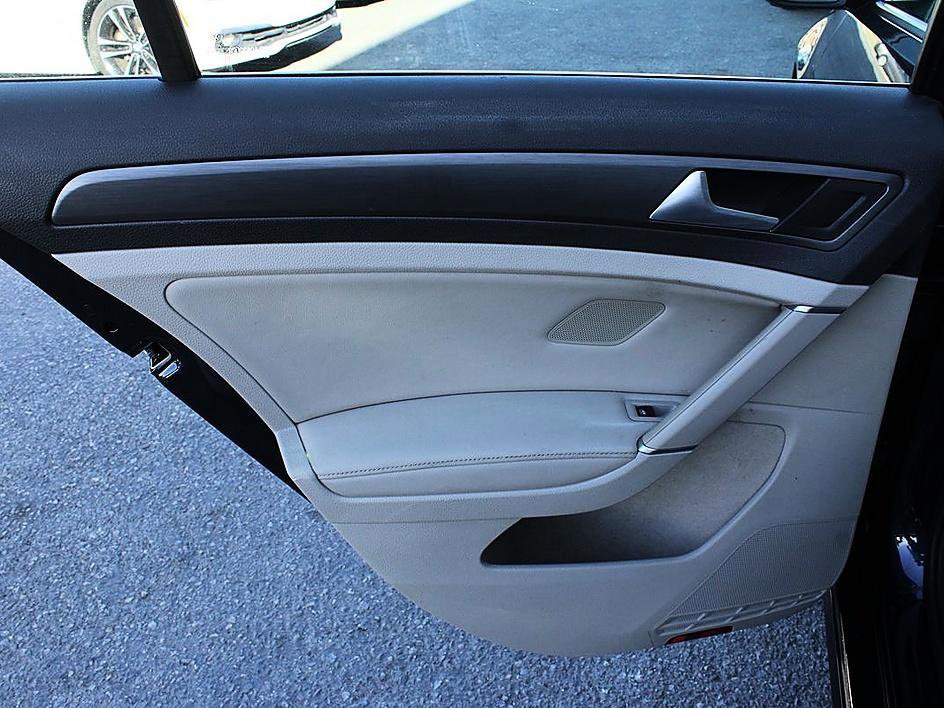 Used 2018 Volkswagen Golf SE image 16