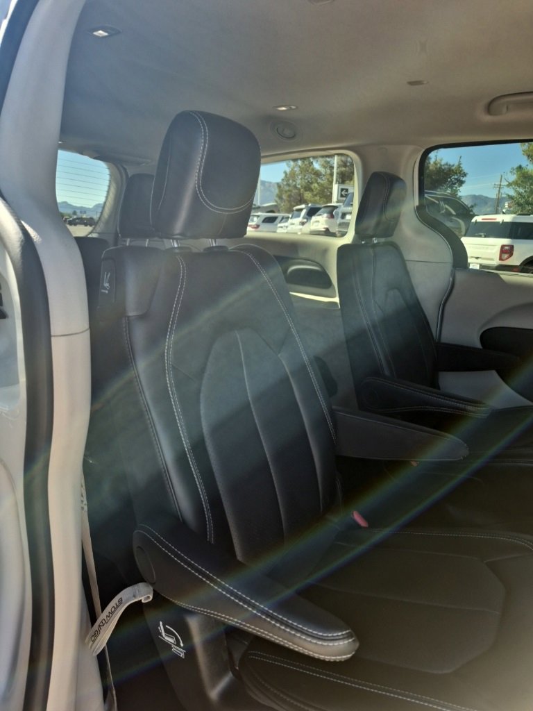 Certified 2024 Chrysler Pacifica Touring-L image 33