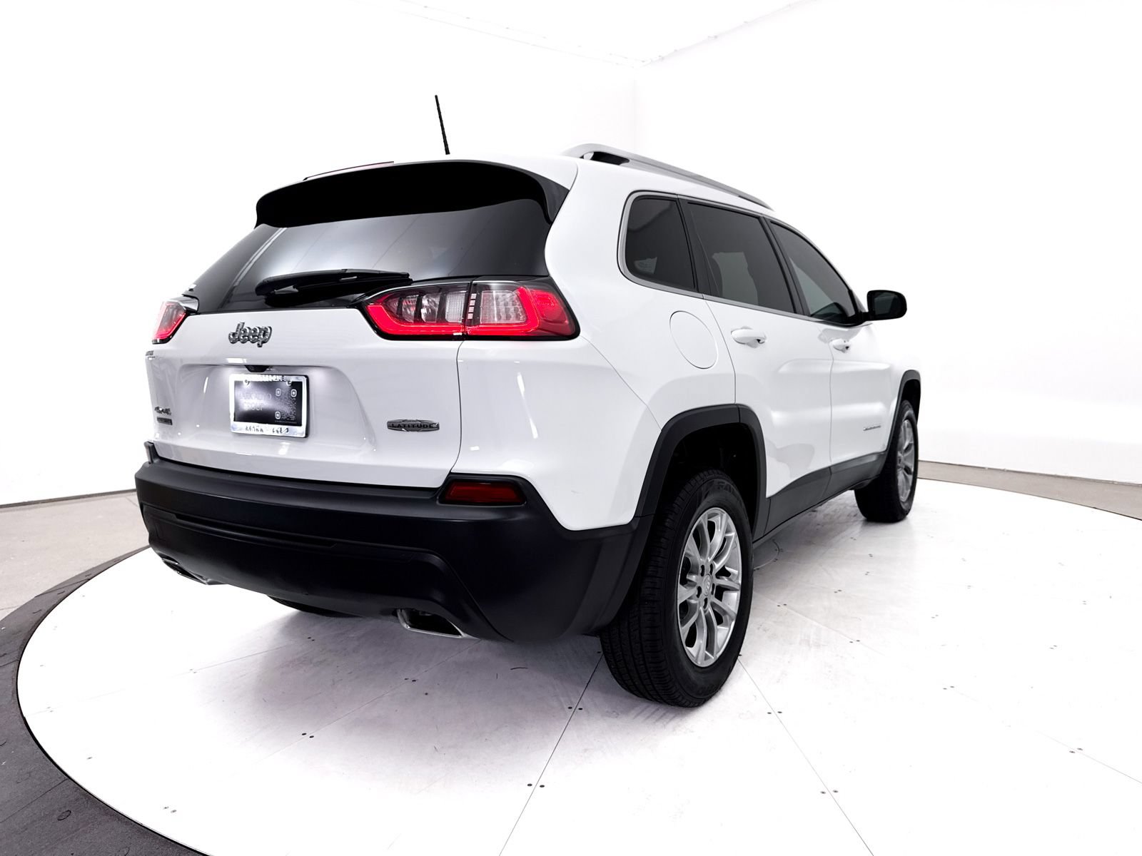 Used 2019 Jeep Cherokee Latitude Plus w/ Comfort/Convenience Group AWD/4WD image 18