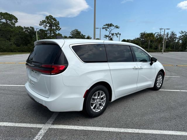 New 2026 Chrysler Pacifica Select image 3