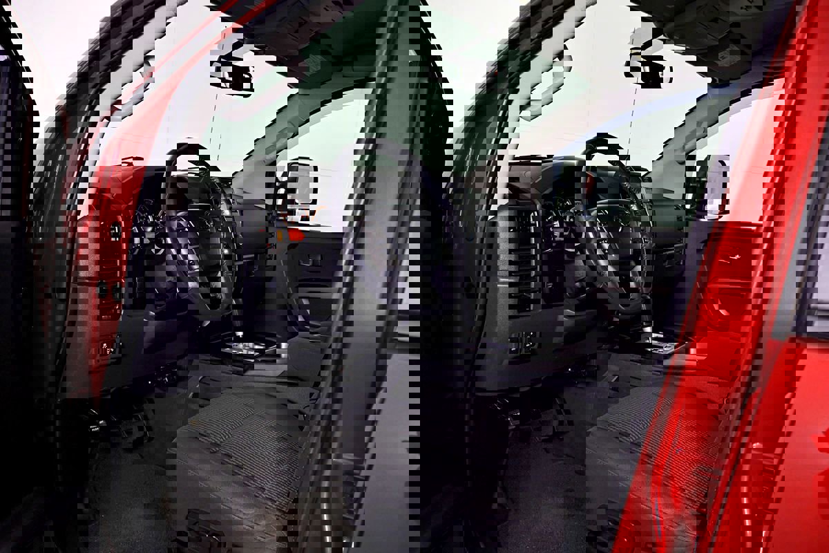 Used 2015 Nissan Titan SV image 22