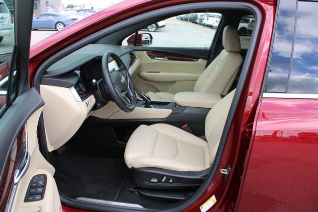 Used 2018 Cadillac XT5 Luxury w/ Driver Awareness Package FWD image 16