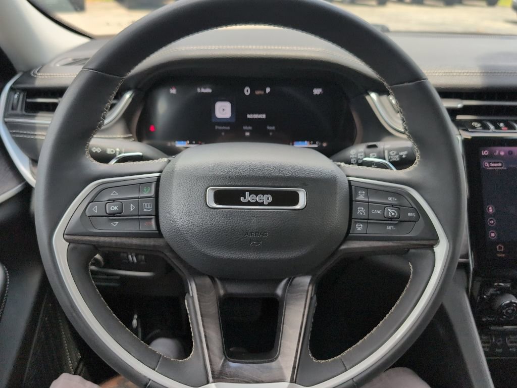 Used 2023 Jeep Grand Cherokee Limited AWD/4WD image 16