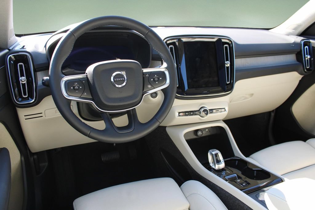 Certified 2025 Volvo XC40 B5 Ultra w/ Protection Package Premier AWD/4WD image 17