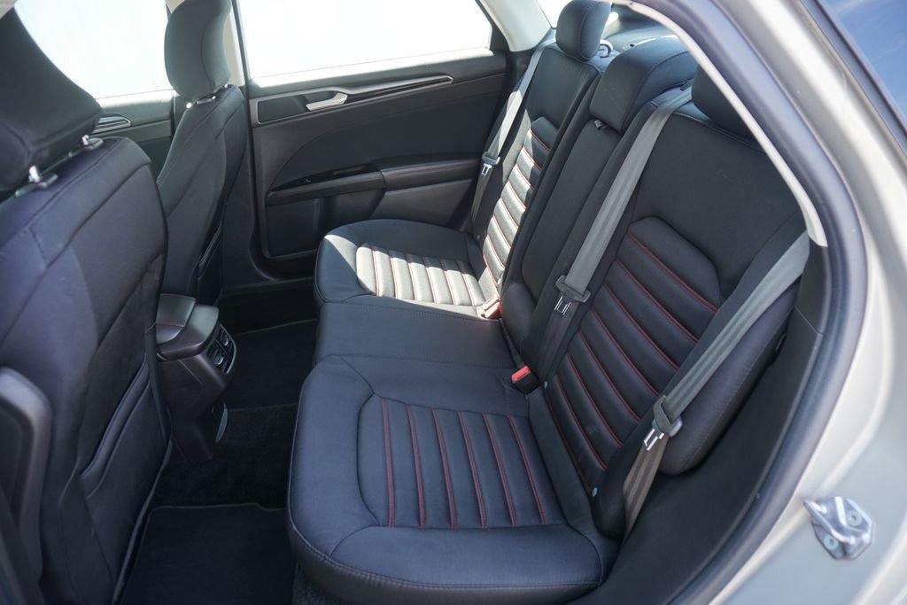 Used 2016 Ford Fusion SE FWD image 29