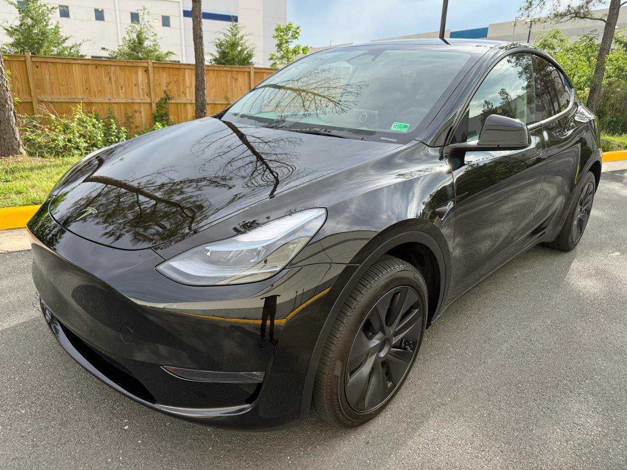Used 2025 Tesla Model Y Long Range AWD/4WD image 2