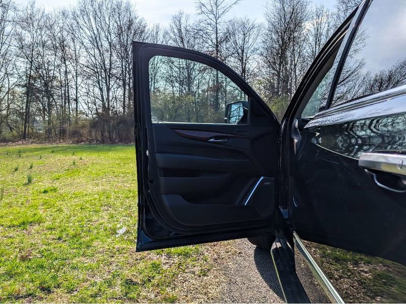 Used 2020 Cadillac Escalade ESV Luxury AWD/4WD image 8