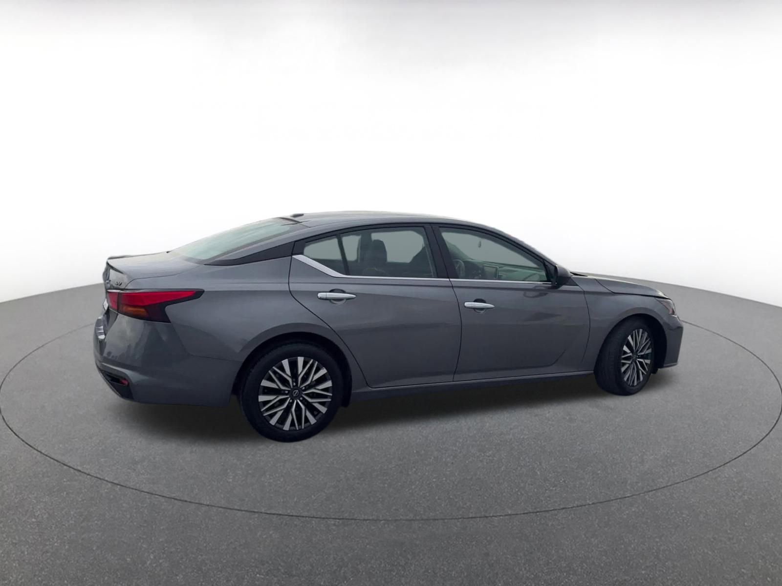 Used 2024 Nissan Altima 2.5 SV FWD image 15