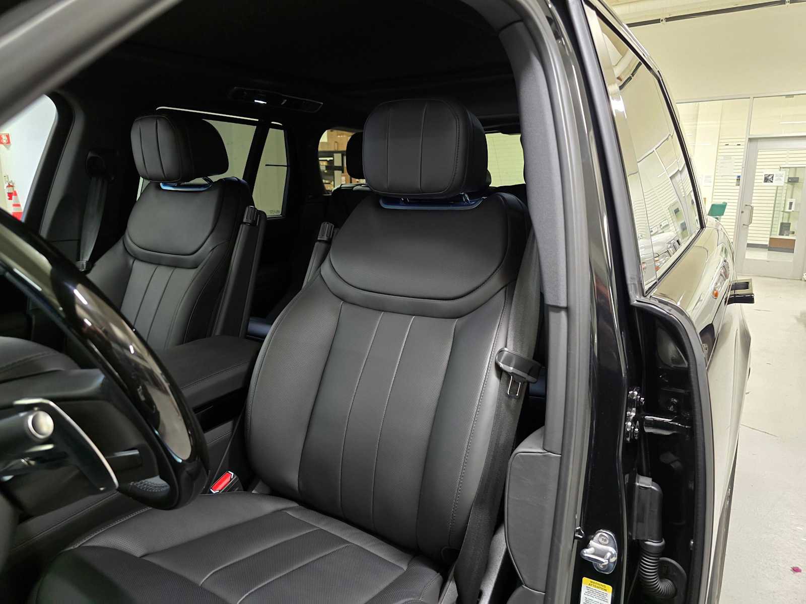 New 2025 Land Rover Range Rover SE image 23