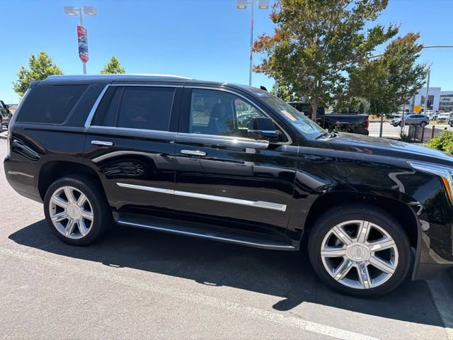 Used 2018 Cadillac Escalade Luxury RWD image 3