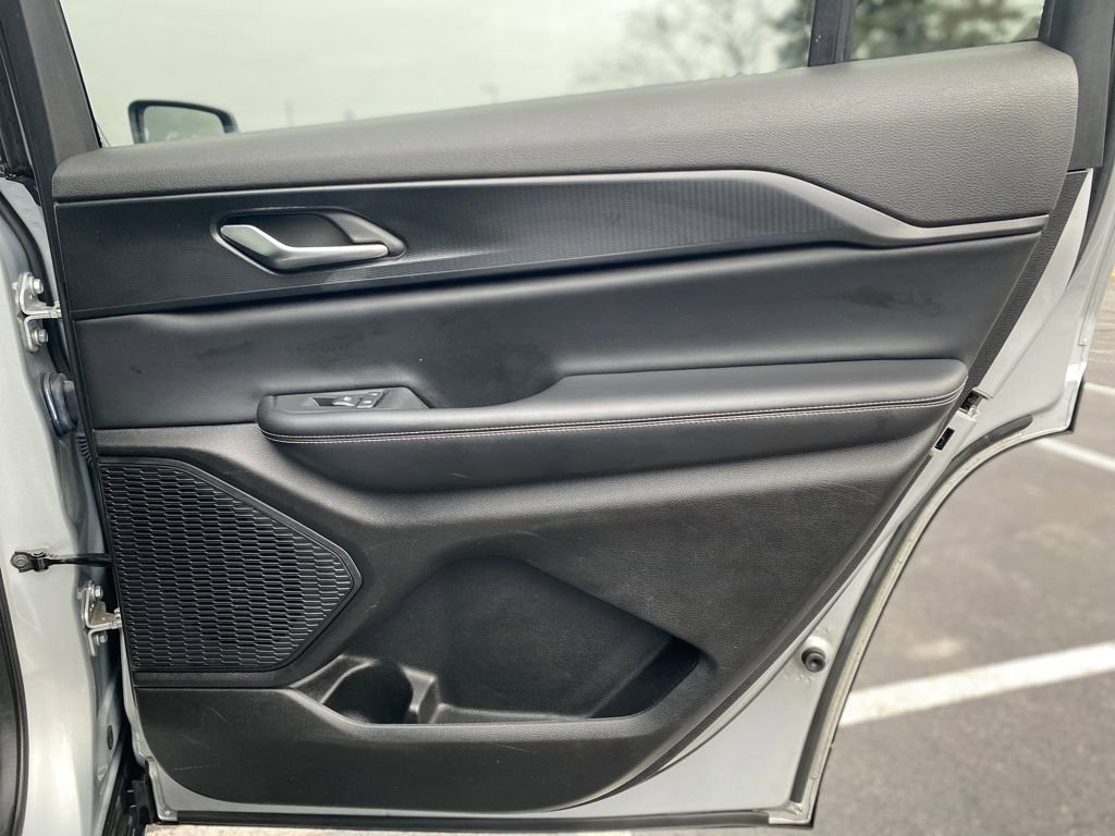 Used 2023 Jeep Grand Cherokee L Laredo image 13