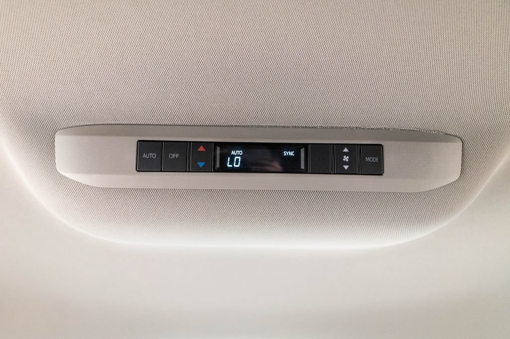 Certified 2025 Toyota Sienna LE FWD image 31