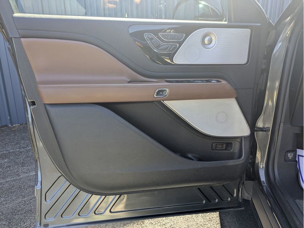 Used 2020 Lincoln Aviator Reserve w/ Equipment Group 202A image 11