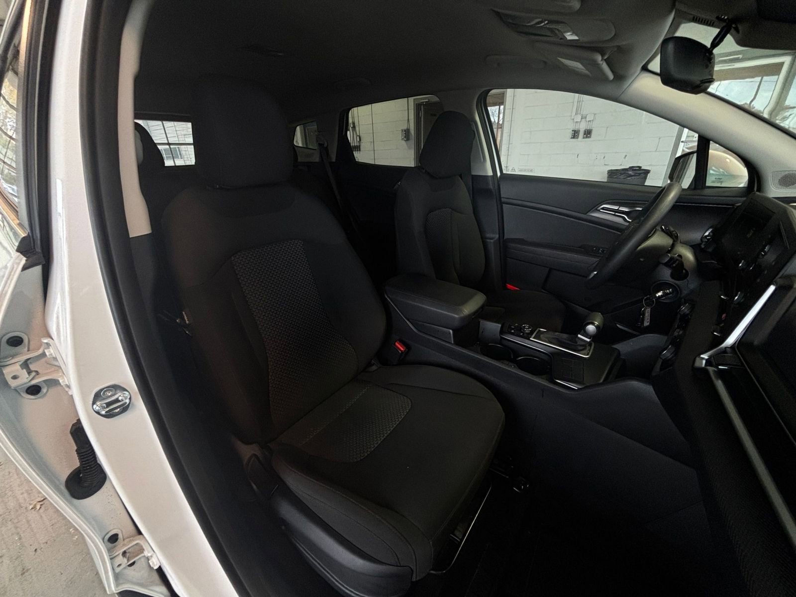 Used 2025 Kia Sportage LX image 40