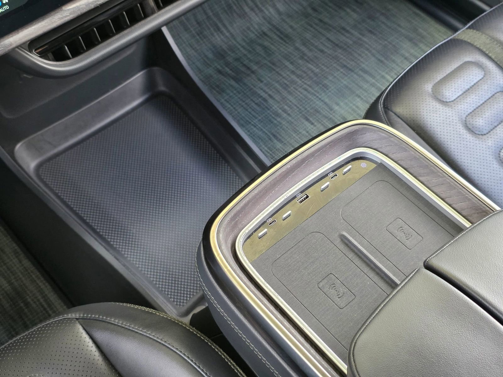 Used 2022 Rivian R1S Launch Edition image 24