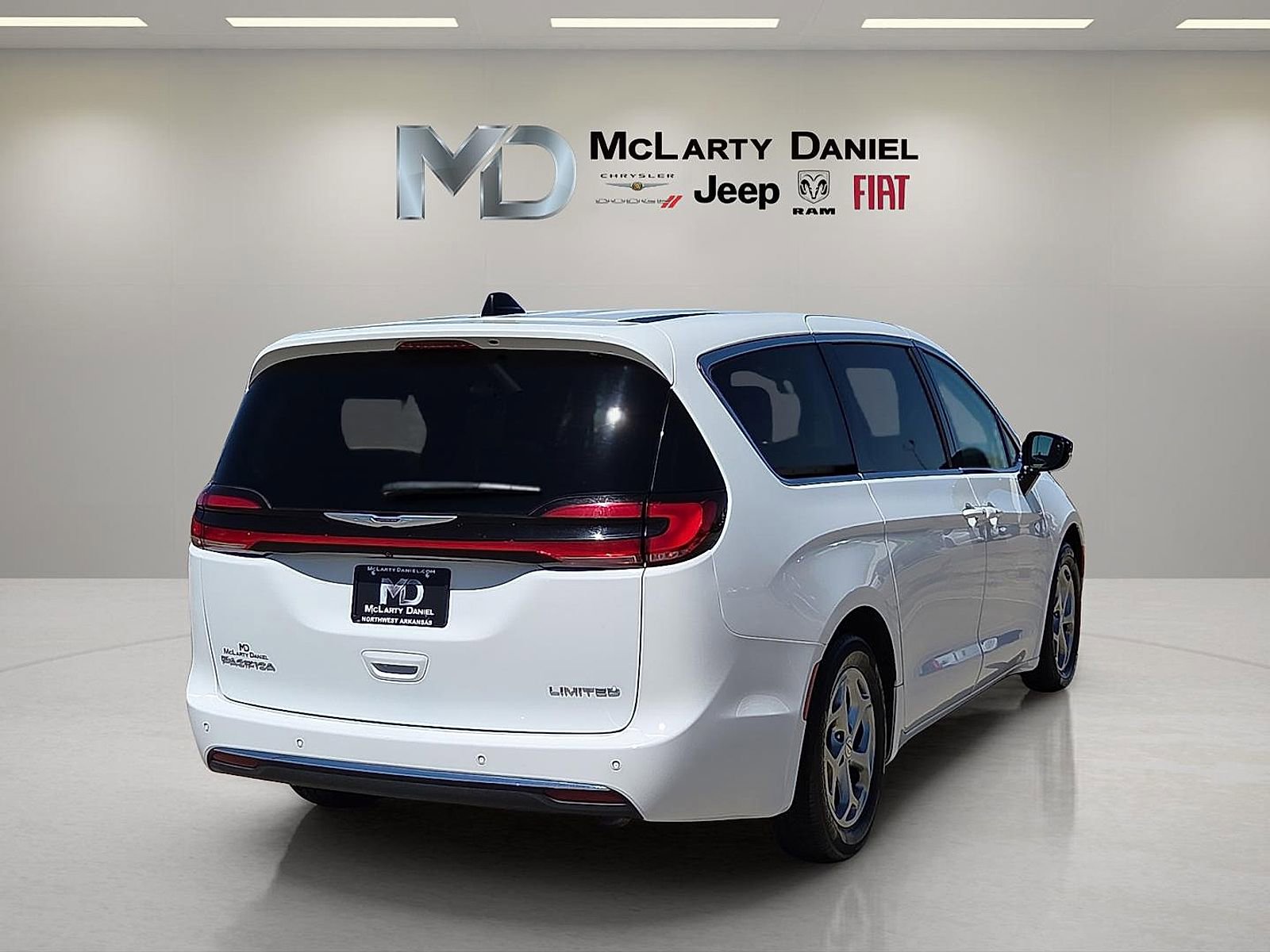 Used 2024 Chrysler Pacifica Limited FWD image 5