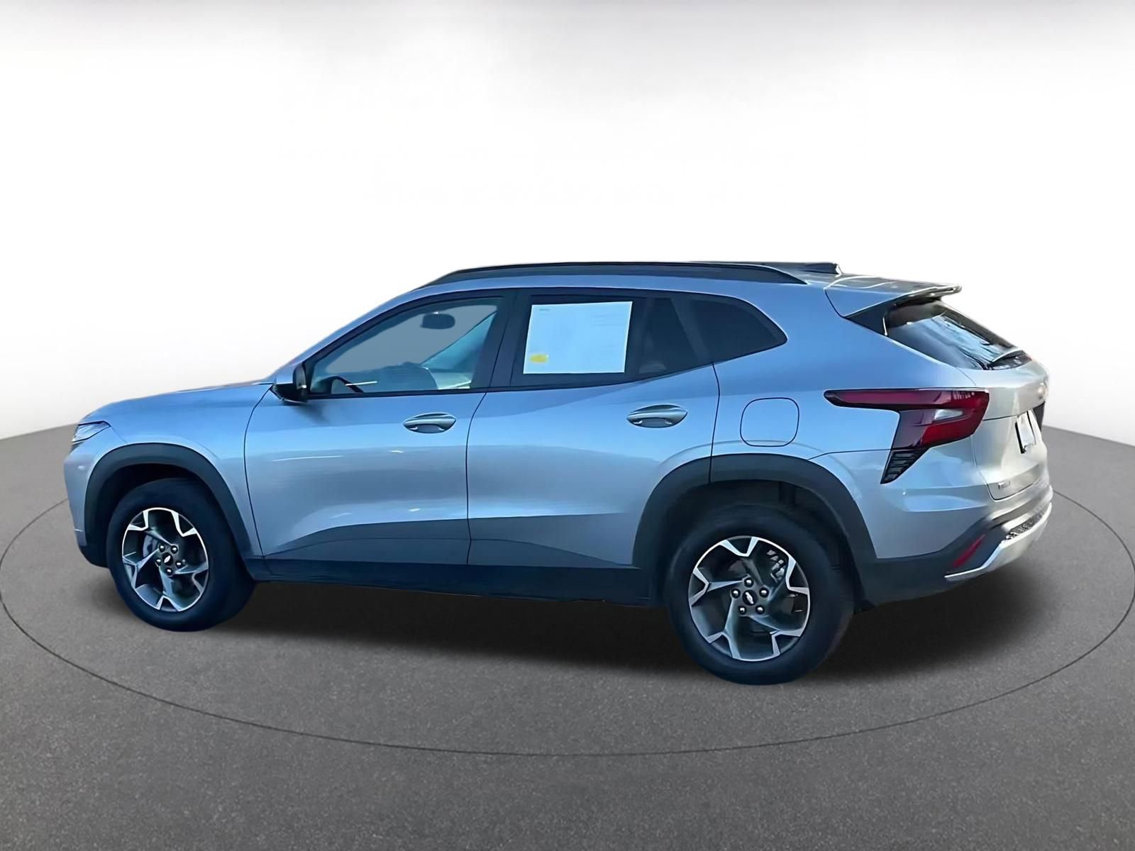 Used 2025 Chevrolet Trax LT w/ LT Convenience Package image 9