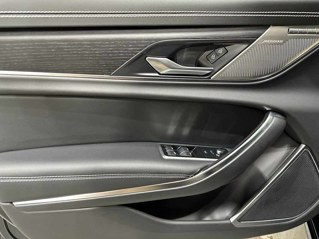 Used 2024 Jaguar XF R-Dynamic SE image 17