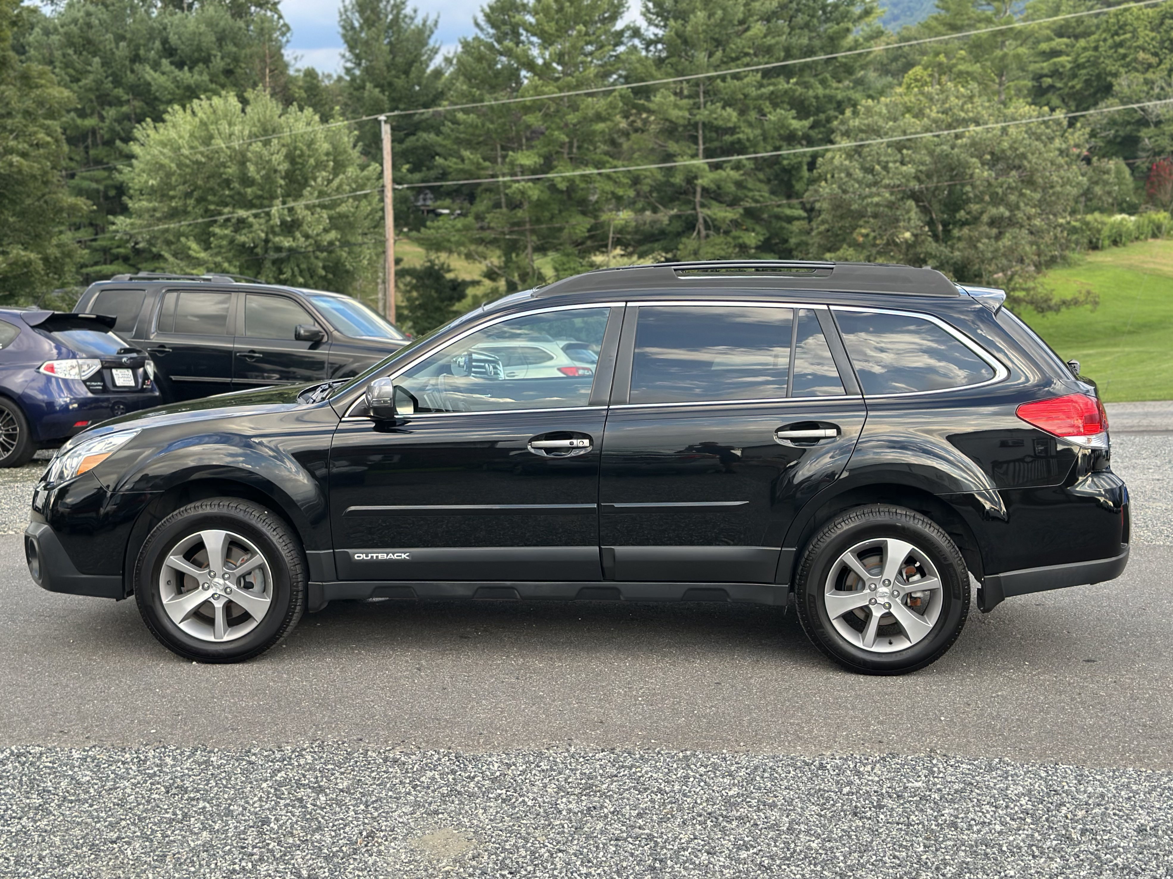 Used 2013 Subaru Outback 3.6R Limited w/ Special Appearance Pkg AWD/4WD image 6