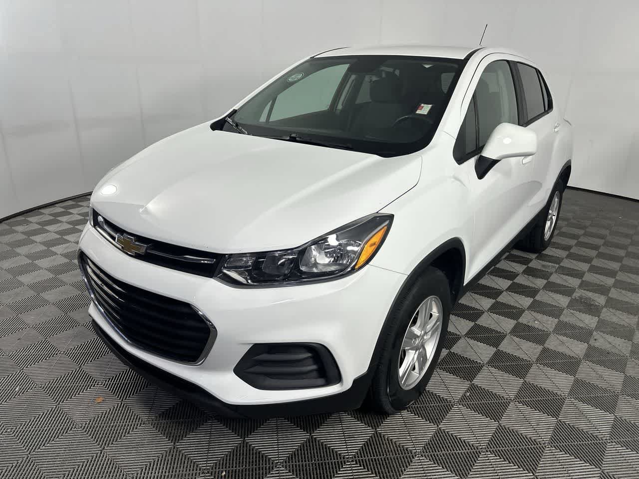 Used 2022 Chevrolet Trax LS w/ Tint and Cruise Package AWD/4WD image 4