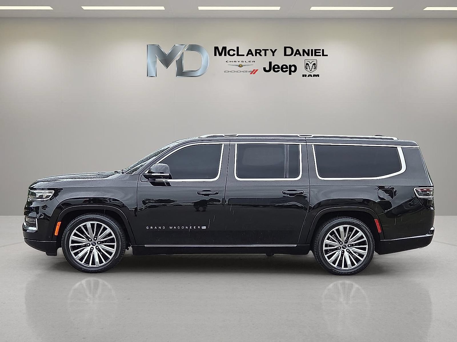 Used 2023 Jeep Grand Wagoneer L Series III AWD/4WD image 3