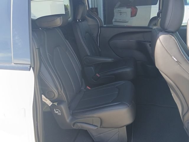 New 2026 Chrysler Pacifica Select FWD image 32