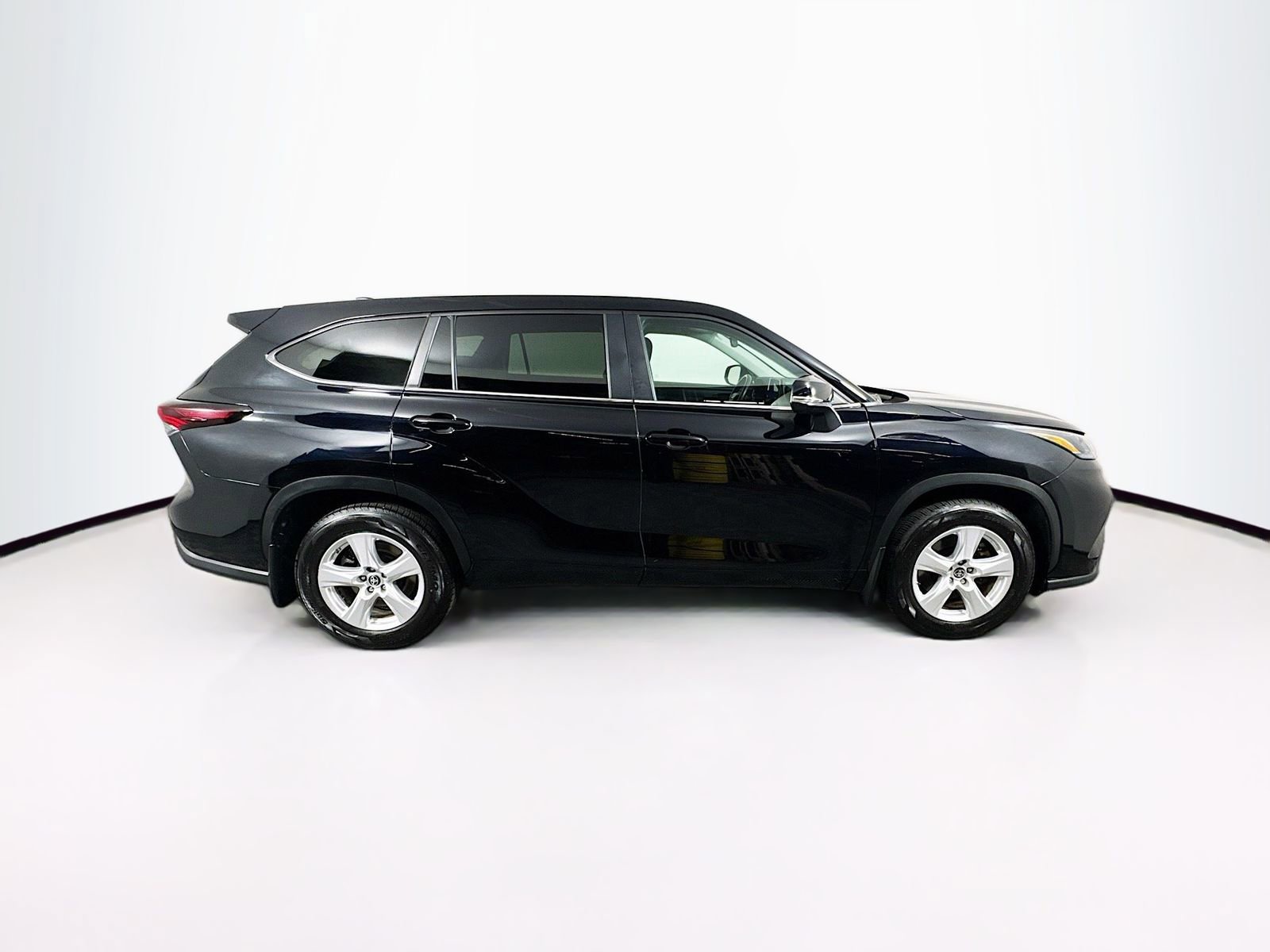 Certified 2024 Toyota Highlander LE AWD/4WD image 8