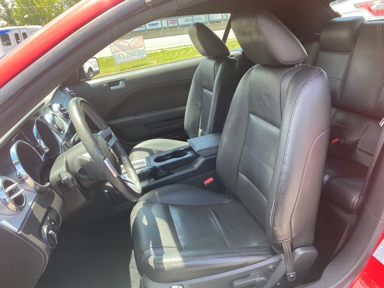 Used 2005 Ford Mustang Convertible RWD image 7