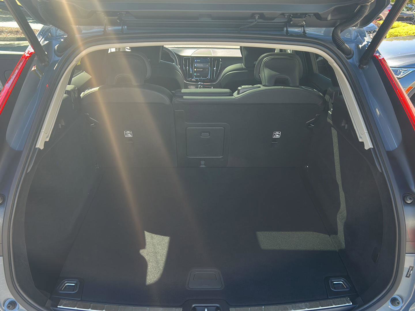 Used 2024 Volvo XC60 B5 Plus w/ Climate Package image 12