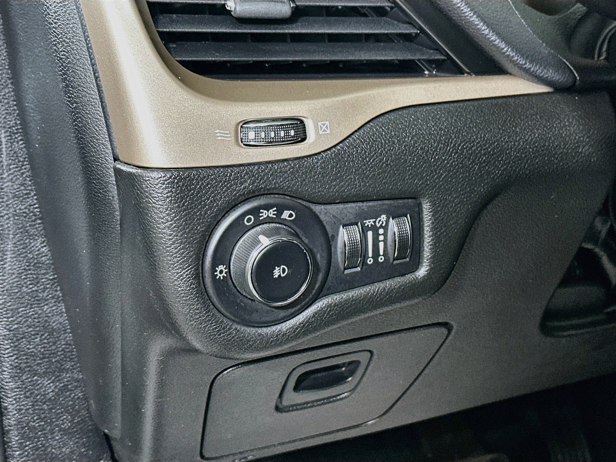 Used 2014 Jeep Cherokee Latitude w/ Cold Weather Group FWD image 10