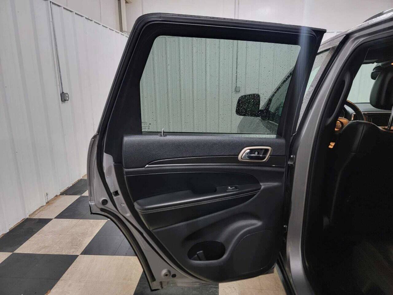 Used 2017 Jeep Grand Cherokee Limited image 18