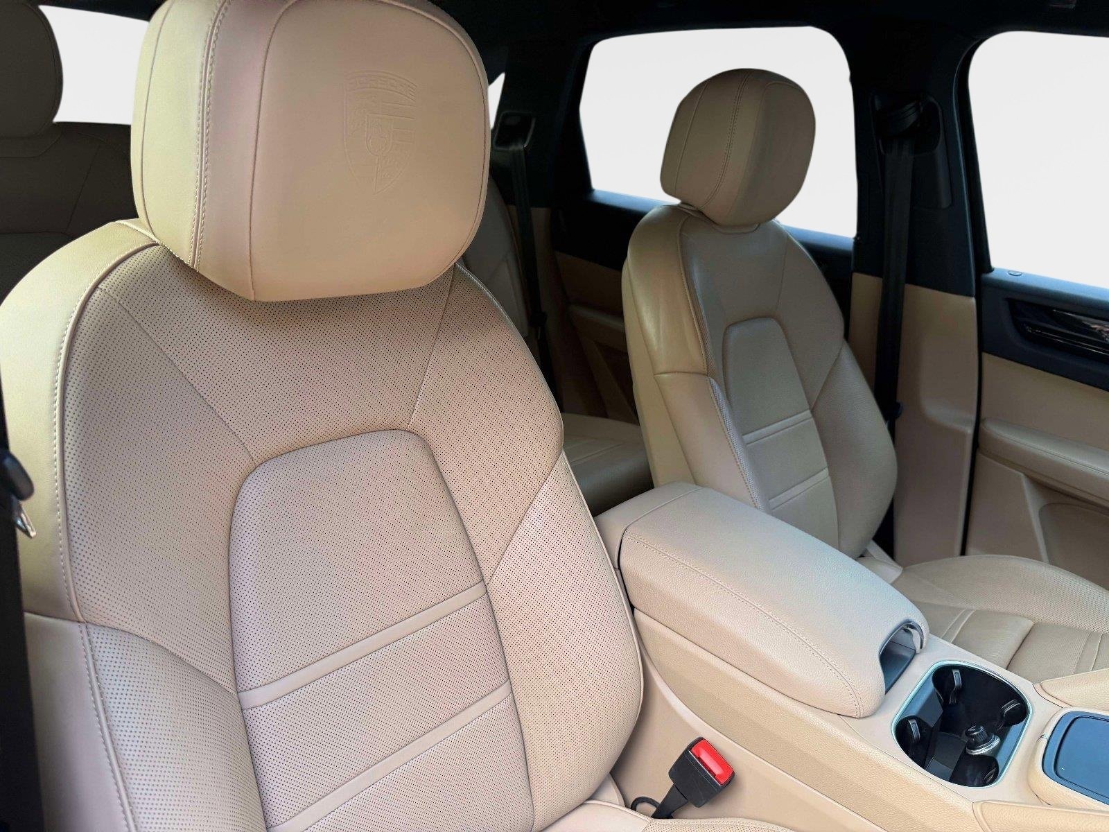 Used 2022 Porsche Cayenne w/ Premium Package image 37